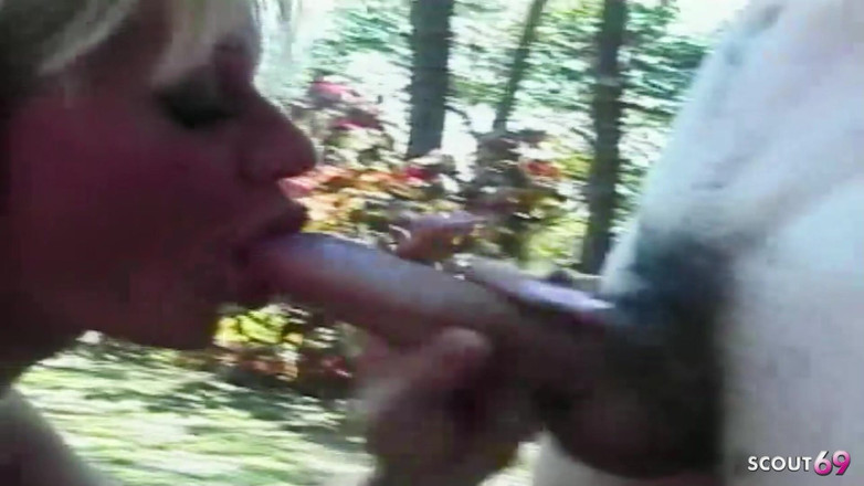 Shemale TS Collection: Hubený chlapec s tlustým ptákem šuká blonďatou Shemale Anally Outdoors