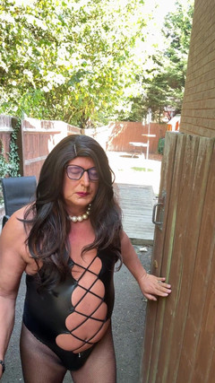 Kellycd2022: La sexy travestita kellycd2022 in tuta nera in pvc e...