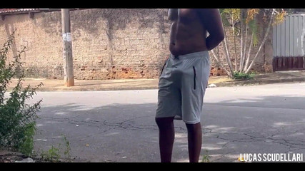 Lucas Scudellari: 我不穿内衣散步，在树林里被一个男人尿在身上