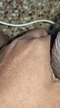 Minha cunhada chupando meu pau indiano com beijos