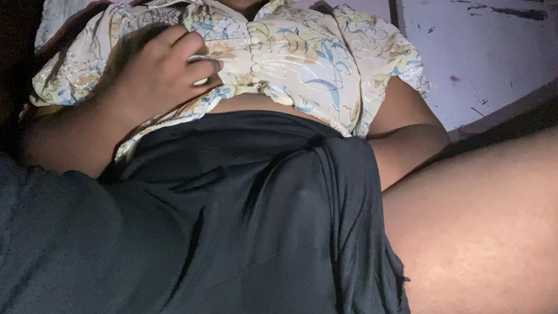 Angoori: Gorakhpuriya Bhauji ukázala svou přítelkyni tím, že si dala prst do...