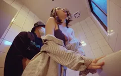 Casal chinês com tesão mal pode esperar até voltar para casa, então eles fodem no banheiro público - Perv Milfs n Teens