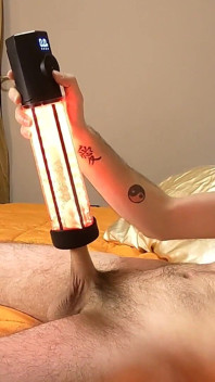 Il titano pene a luce rossa di moiame si pompa la masturbazione