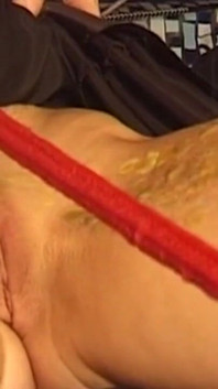 Ràng buộc busty brunette milf chịu đựng sáp và kẹp fiery