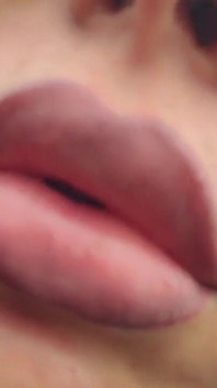 Enormes eructos de los labios sensuales de Lavinia al aire libre