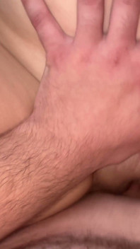 Han knullar hennes vagina