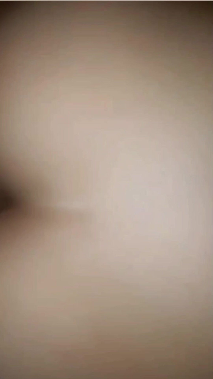Astrid Cute: 義理の妹の部屋に入ったら、彼女はペニスが好きでかなり濡れてしまいました
