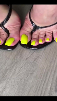 Ayaklar, topuklu ayakkabılar ve uzun ayak tırnakları