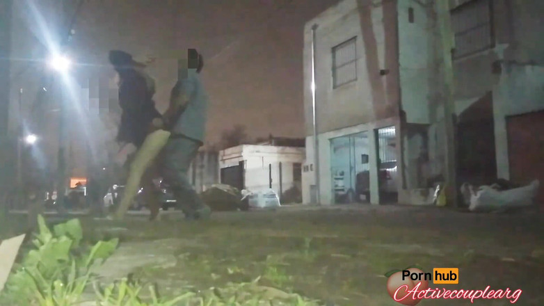 Activecouplearg: चमकती स्कर्ट शहर के आसपास कोई पैंटी नहीं