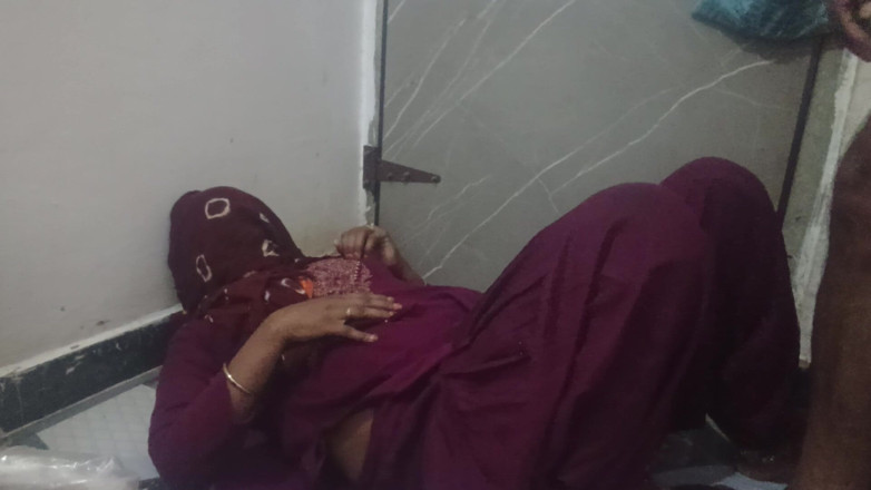 Bhabhi UP: Ji si tante seksi india lagi asik nyepong kontol sampai...