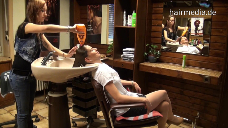 Hairsalon: milf(चोदने लायक मम्मी) Nicole Salon बाल धो रही है