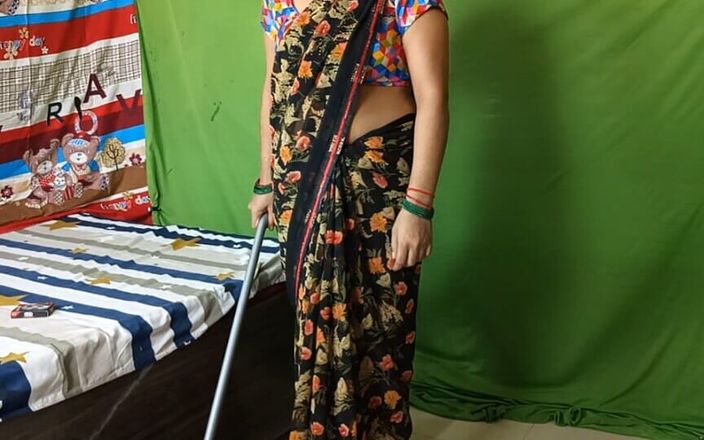 Pyaripooja22: Servitoarea singuratică introducea un ștergător în pizda ei în camera proprietarului. proprietarul a...
