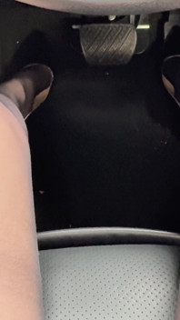 Cewek sange ini lagi asik muasin memeknya pakai dildo dan pedal gas sampai kami muncrat banyak banget