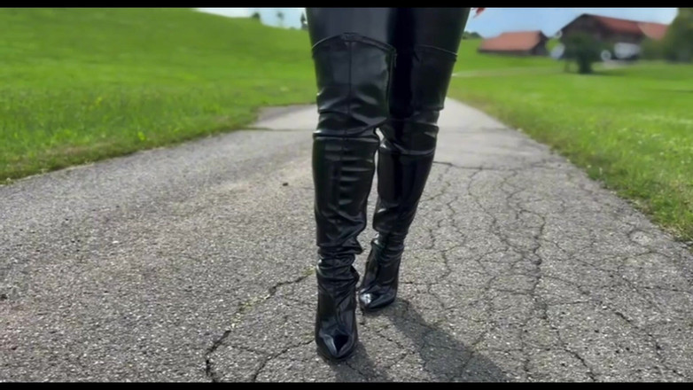 LadyAyse5: Puoi leccare il terreno su cui sto camminando