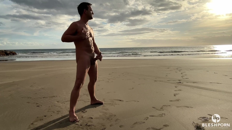 bleshporn: 蒂姆·布莱什在户外海滩上射精