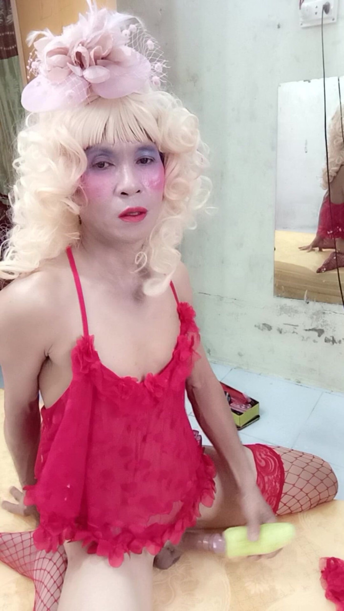 nguyen dang thien tri: Oanh Le Transgender Wearing Suggestive Clothes to Play with Cans...