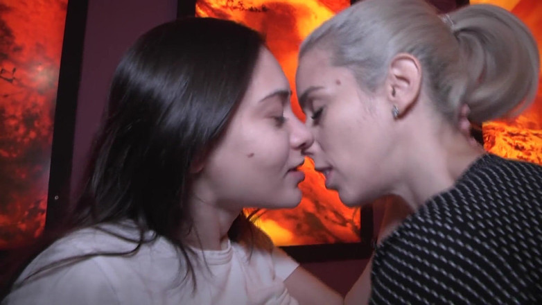SapphoFilms - By Nikoletta Garian - Real Lesbian: Señoras lesbianas super calientes aman sus coños húmedos