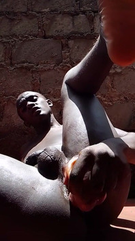 Seksi twink boşalana ve boşalana kadar dildoya biniyor