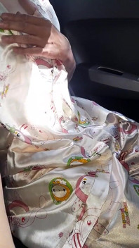 Masturbasi dan muncrat di dalam piyama satin dengan set kimono