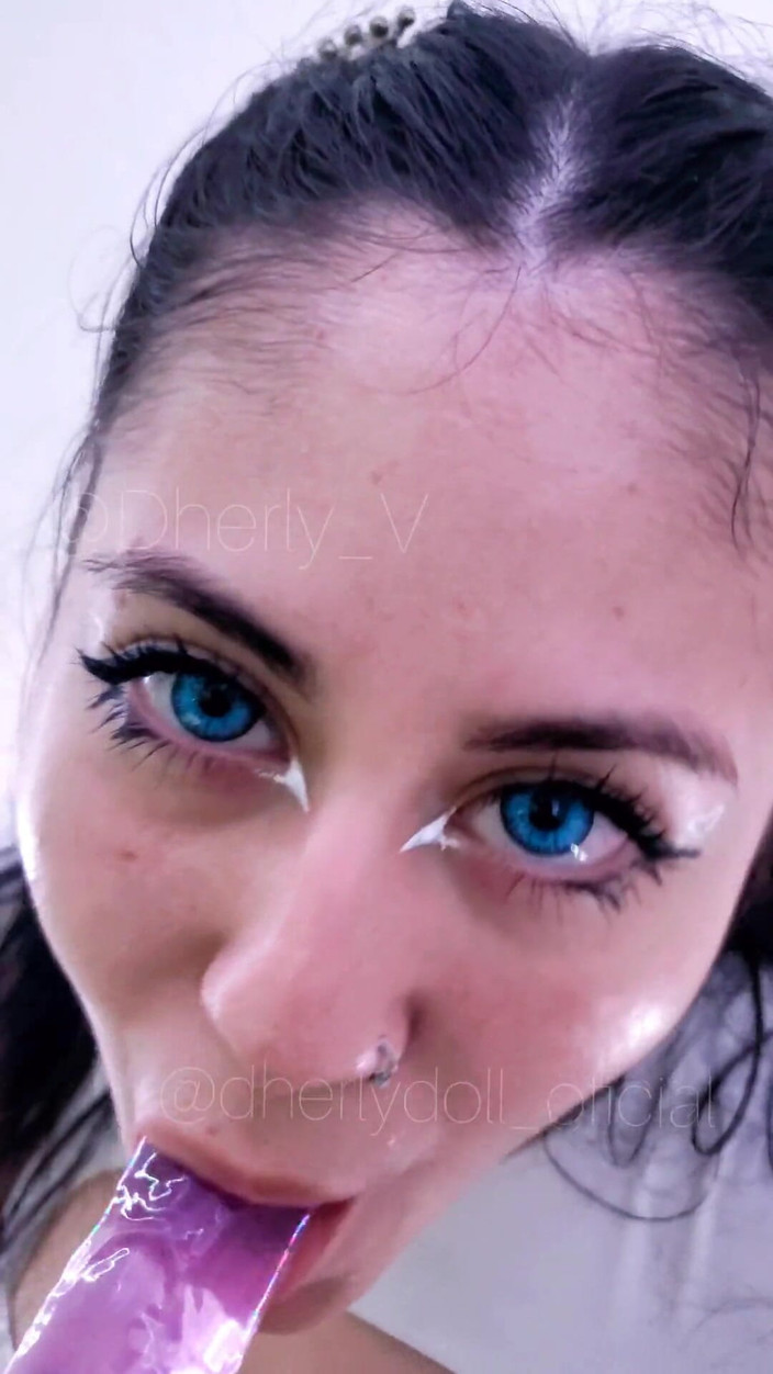 DherlyDoll: Menghisap dildo saya semasa membayangkan itu batang awak