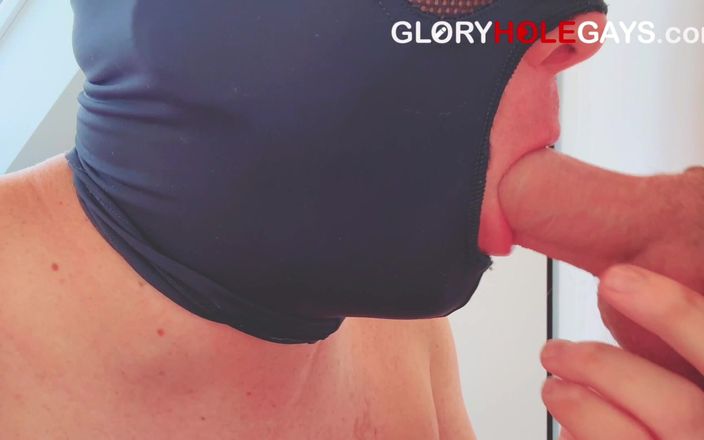 GLORYHOLEGAYS: Heteroseksüel adam bir eşcinselden ilk saksosunu istiyor - yarağı uzun ve...