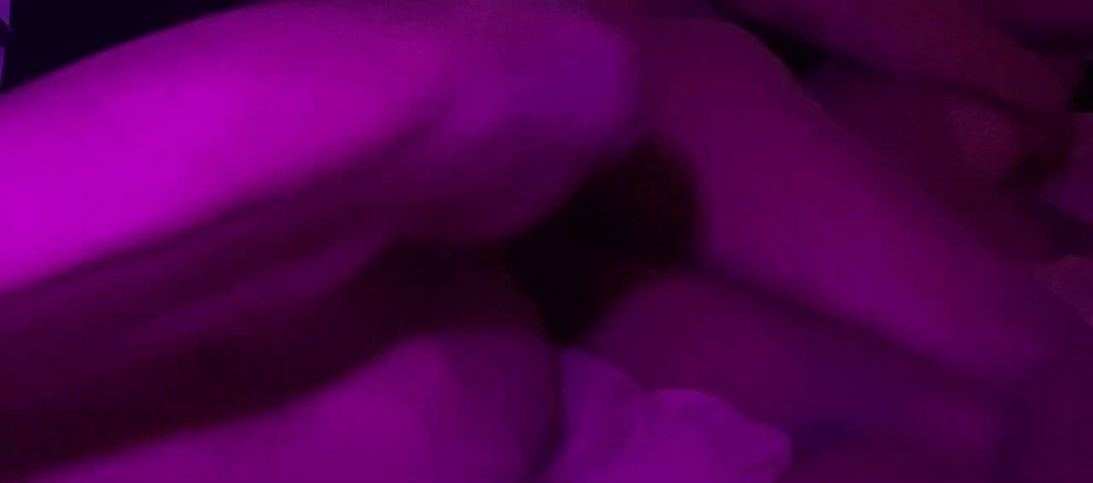 DivaHouz: Sexy zwarte 18-jarige strakke sappige kut wordt hard van achteren geneukt...
