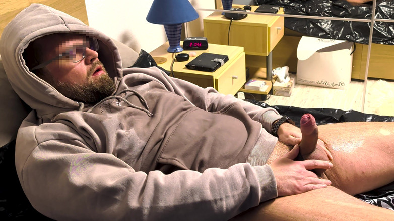 Alex Butt: Alex piscia sulla sua barba e sui suoi vestiti