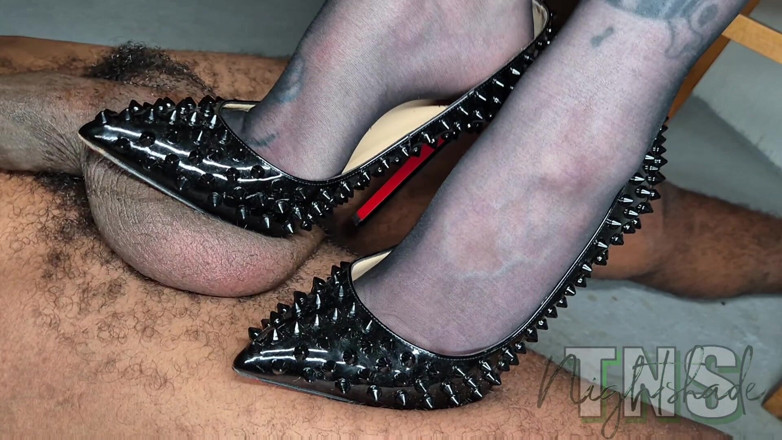 Temptress Nightshade: Oficina ignore - medias de nylon, cuero y louboutins