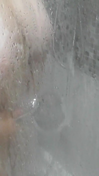 Une demi-sœur à forte poitrine sous la douche se branle.