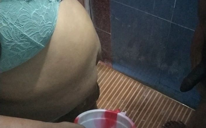 Benita sweety: Spermier sväljer i badrummet. Hon dricker spermier
