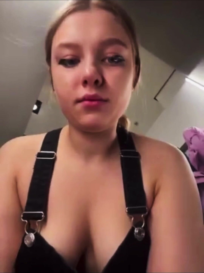 JuiceLussie: Мастурбувати в примірочній