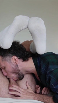 Harry_jen lagi asik nyepong kontol gay dengan kaus kaki putih