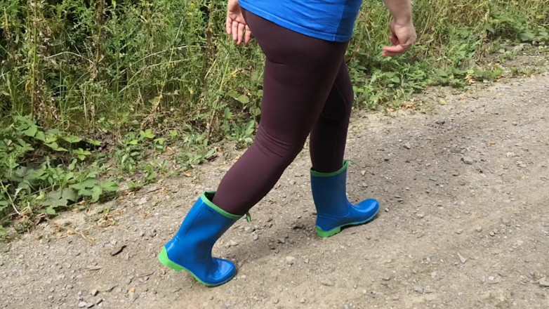 Bouncy Tits Action: Chůze v gumových botách