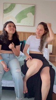 İki lezbiyen saatlerce sikişiyor