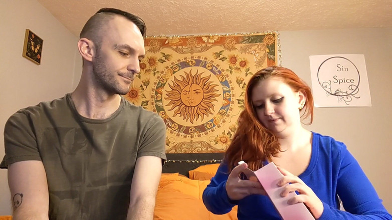 Sin Spice by Sophia Sinclair and Jasper Spice: Moiame Jazyk a Prstový Vibrátor Rozbalení a Masturbace