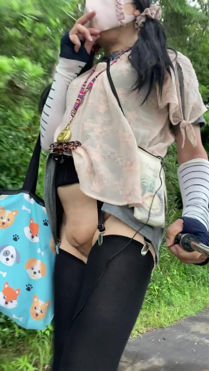 megu2002: No. 260 Bersiar-siar bogel di Taman