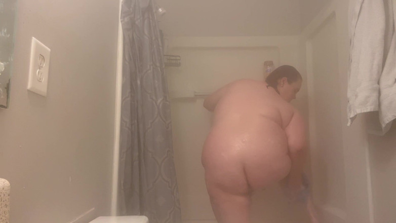 Fat Goddes: Şişman kaltak ateşli duş alıyor ve kendisiyle oynuyor