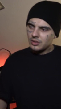 Un mec tatoué fouette son cul coquin