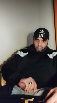 DJ-brácho, počůralý ponožky a blbec