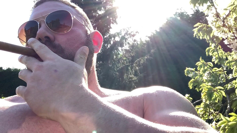 Jack stacked: Fumo il mio sigaro all'aperto nella calore estiva