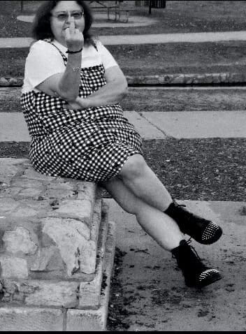 BBW nurse Vicki adventures with friends: Traje de warthogs Spike Boot vs fotos divertidas ambientadas en...