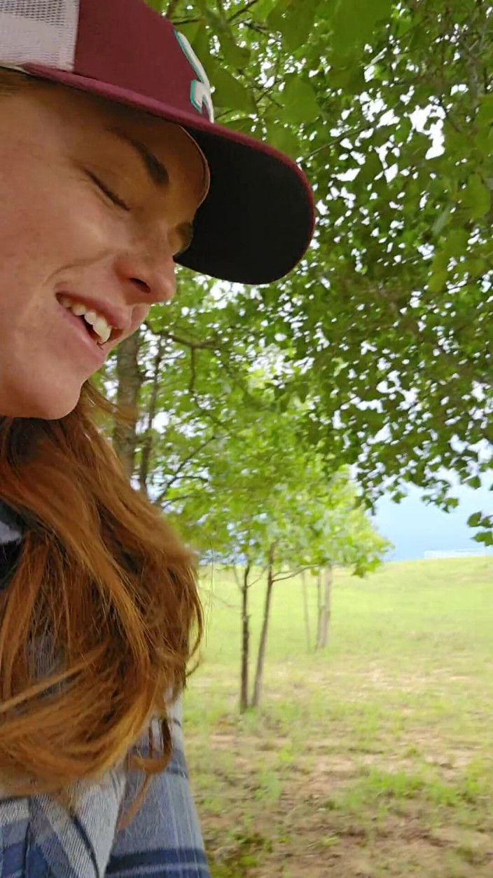 NaughtyRedFarmgirl: Kızıl saçlı götünü sikiyor ve amcığı dışarıda fışkırtıyor