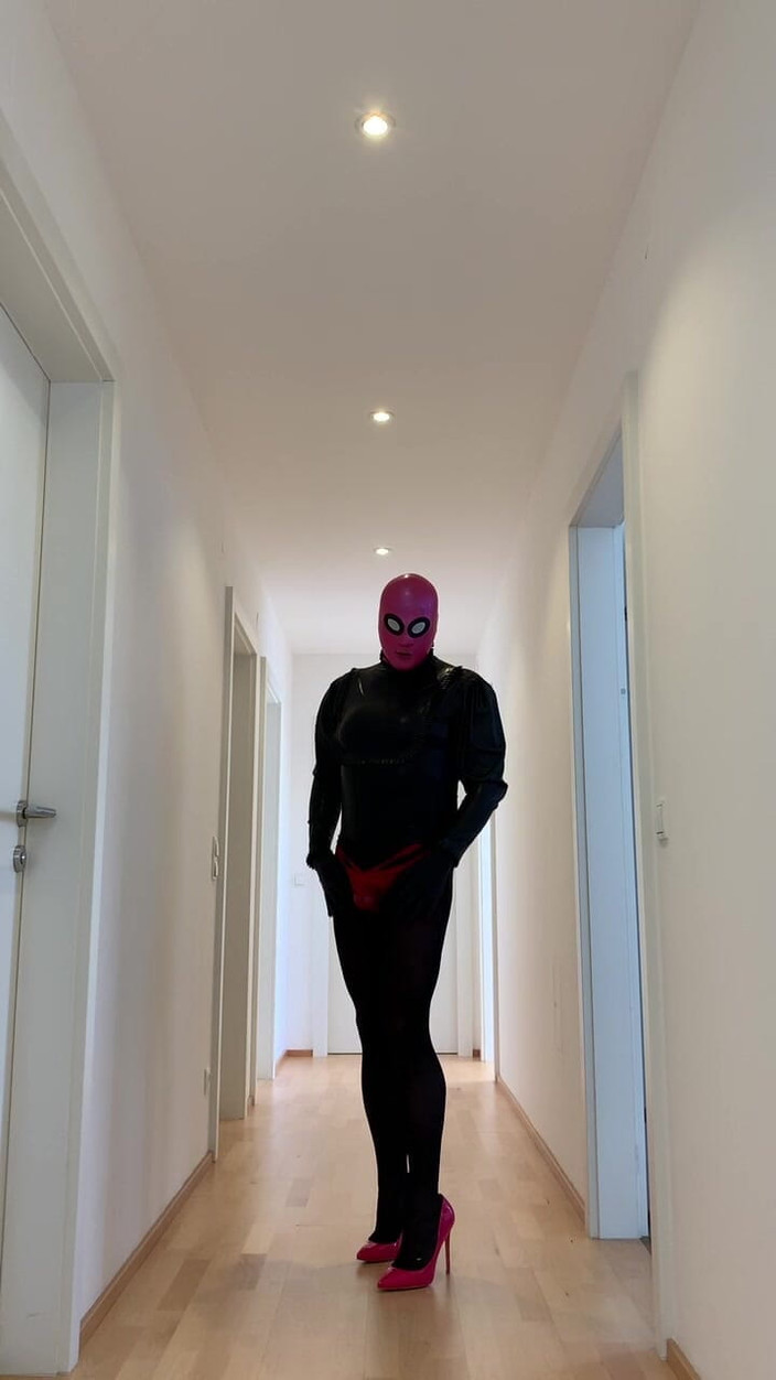 PervyLara: Latex masquée