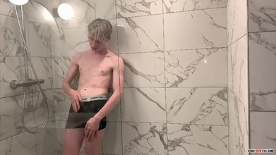 Euro boy xxx: Excitée dans la chambre d’hôtel