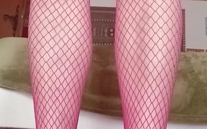 Littledragon33: Sissy Salut Pink