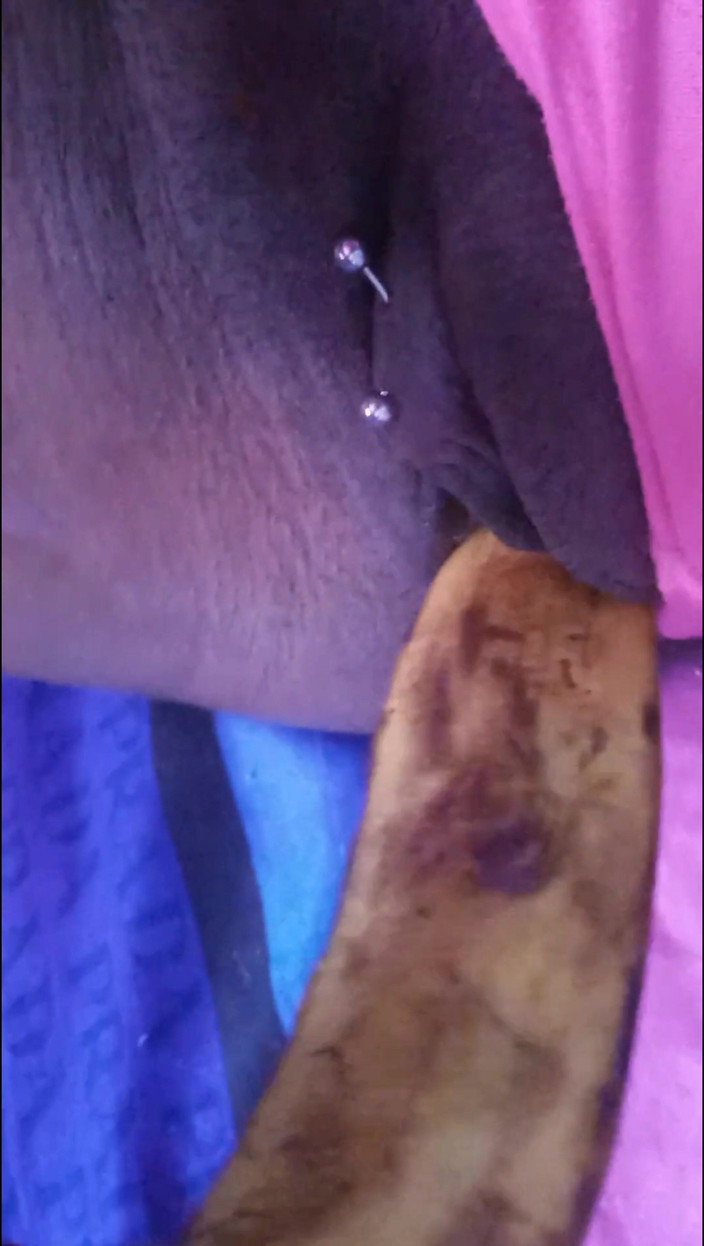 Super sexy ebony cuties: Šukání mé černé chlupaté kundičky s banánem Sténající orgasmy