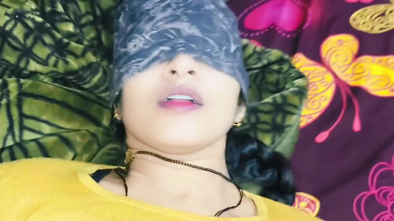 Janvibhabhii: Můj přítel mě ošukal ve stoje, janvibhabhi má sexuální románek...