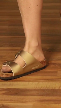 Zwisanie na boso w klasycznych sandałach korkowych - gra dla prawdziwych footloversów