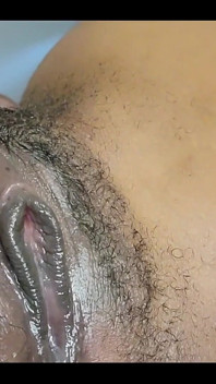 그녀는 더 이상 오르가즘을 참을 수 없을 때까지 먹어