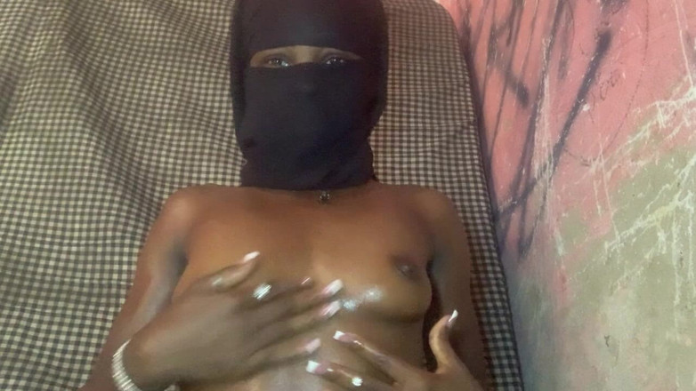 Browngurl234: Ateşli minyon zenci hatun tek başına göğüslerini okşuyor